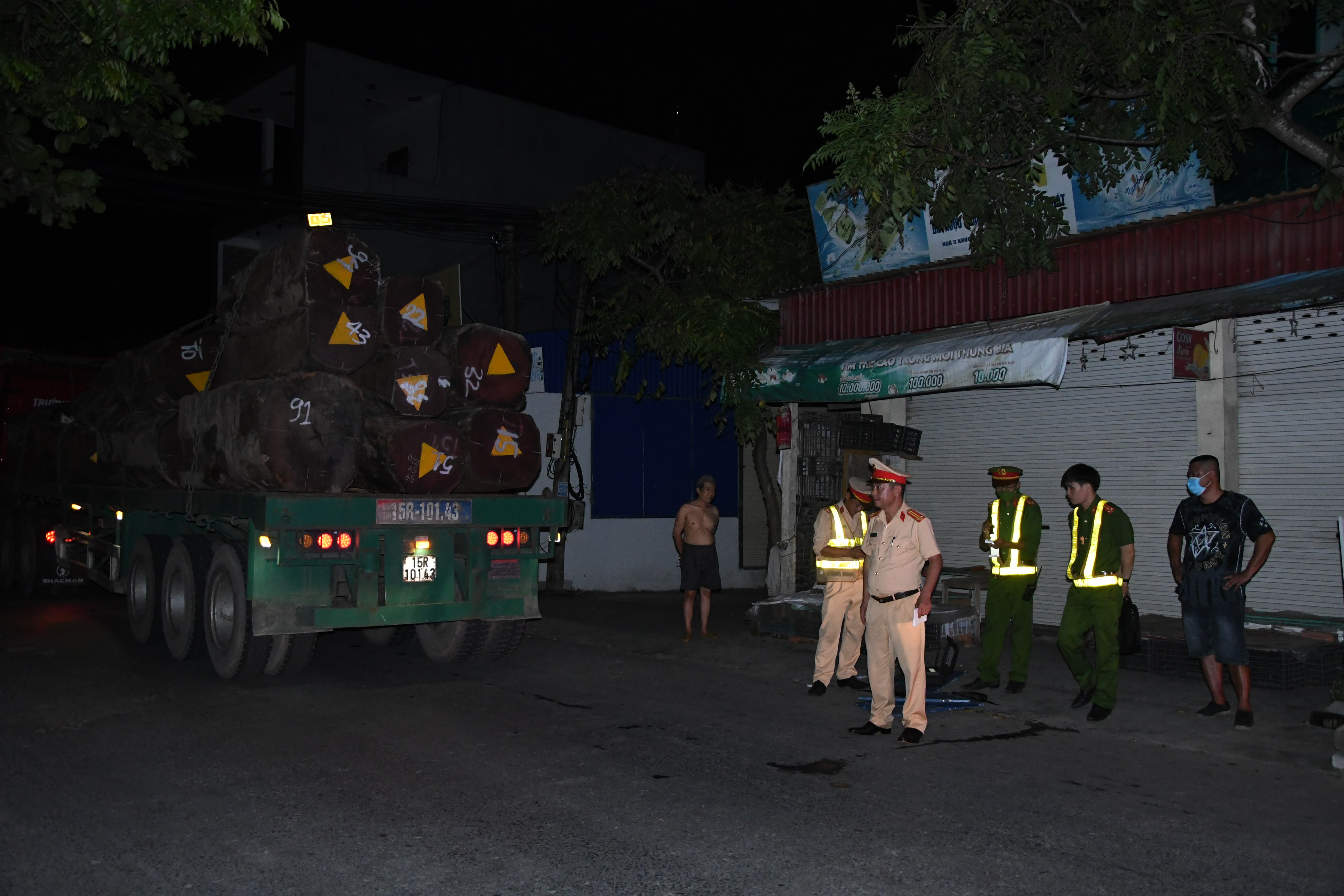 Xử lý nghiêm ô tô tải loại xe trên 4 trục lưu thông qua cầu Quang Thanh, huyện An Lão